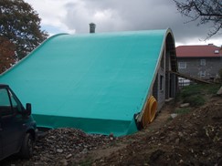 Izolace z PVC fólie pro netradičně tvarovanou zelenou střechu v Hartmanicích