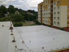 Nová krytina z PVC fólie na střeše obchodu v Klatovech