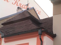 Střecha historického domu v Kralovicích z dřevěného šindele