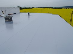 Střechy nového bytového domu v Křimicích z PVC fólie