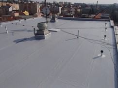 Nová izolace střech bytového domu v Plzni z PVC fólie