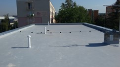 Izolace střechy mateřské školy v Plzni, zateplení z EPS a kotvená PVC fólie