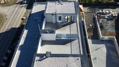 Izolace střech a teras víceúčelového domu Na Ypsilonce v Plzni, PVC fólie, oplechování z barveného hliníku