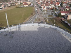Horní střechy víceúčelového domu Na Ypsilonce v Plzni, PVC fólie zatížená kačírkem