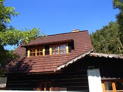 Střecha ze dřevěného šindele na historické chalupě