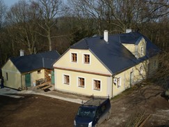 Střechy hostince u rozhledny na Bolfánku z vláknocementové krytiny Cembrit