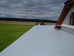 Střecha z PVC fólie na dílně přistavěné k rodinnému domu