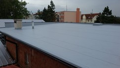 Nová krytina z PVC fólie na kancelářské budově v Horšovském Týnu