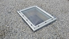 Světlík Velux na ploché střeše zatížené kačírkem