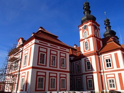 Prejzové střechy a měděné oplechování na klášteře v Mariánské Týnici