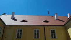 Střecha zámku v Merklíně z pálené bobrovky