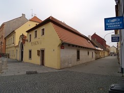 Střechy na budovách penzionu na Roudné v Plzni