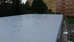 Zateplení a nová krytina z PVC fólie na střechách základní školy v Plzni
