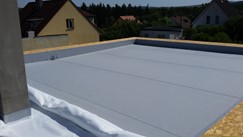Izolace střechy rodinného domu, čekající na zatížení kačírkem