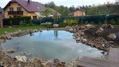 Zahradní jezírko ve Staňkově po dokončení terénních úprav.