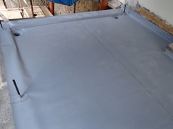 Izolace teras zámku v Žinkovech, PVC fólie bude zakryta kamenou dlažbou.